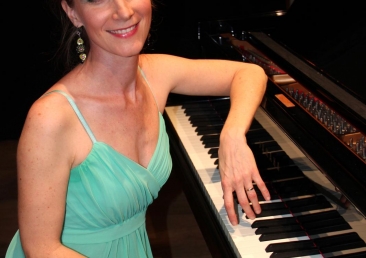 Stéphanie Humeau, pianiste et concertiste renommée,